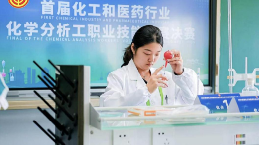 秦亞寧：在毫厘之間煉就新時(shí)代工匠精神