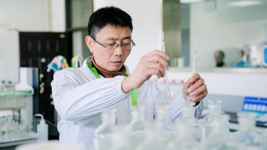 熊宏：匠心映“化”彩 三十載鑄就質(zhì)檢標(biāo)桿