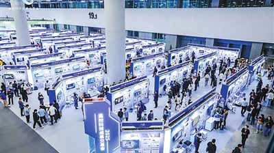 2025高?？萍汲晒灰讜]幕 指引高?？萍汲晒D化新航向