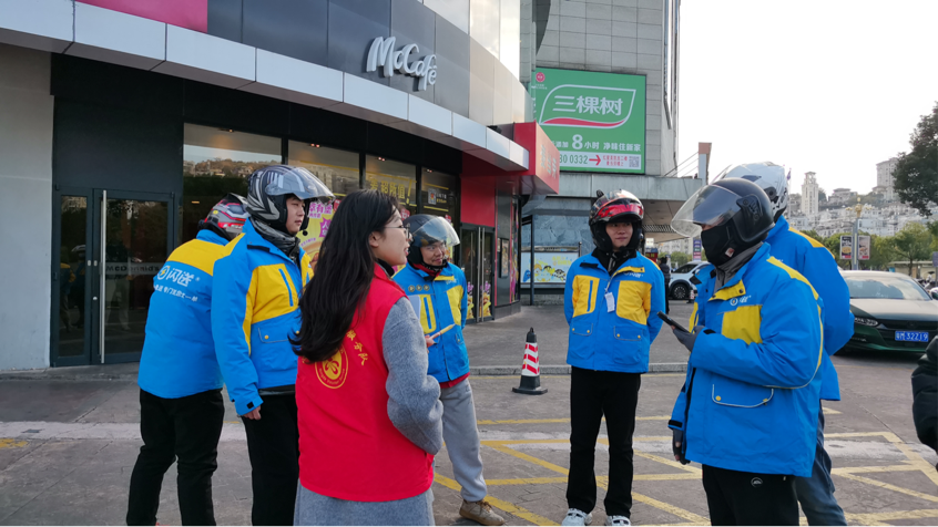 寧德工會干部蹲點驛站與新就業形態勞動者面對面交流、傾聽職工心聲