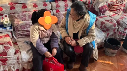 關心困難群眾生產生活丨一件羽絨服，暖了困境兒童的寒冬