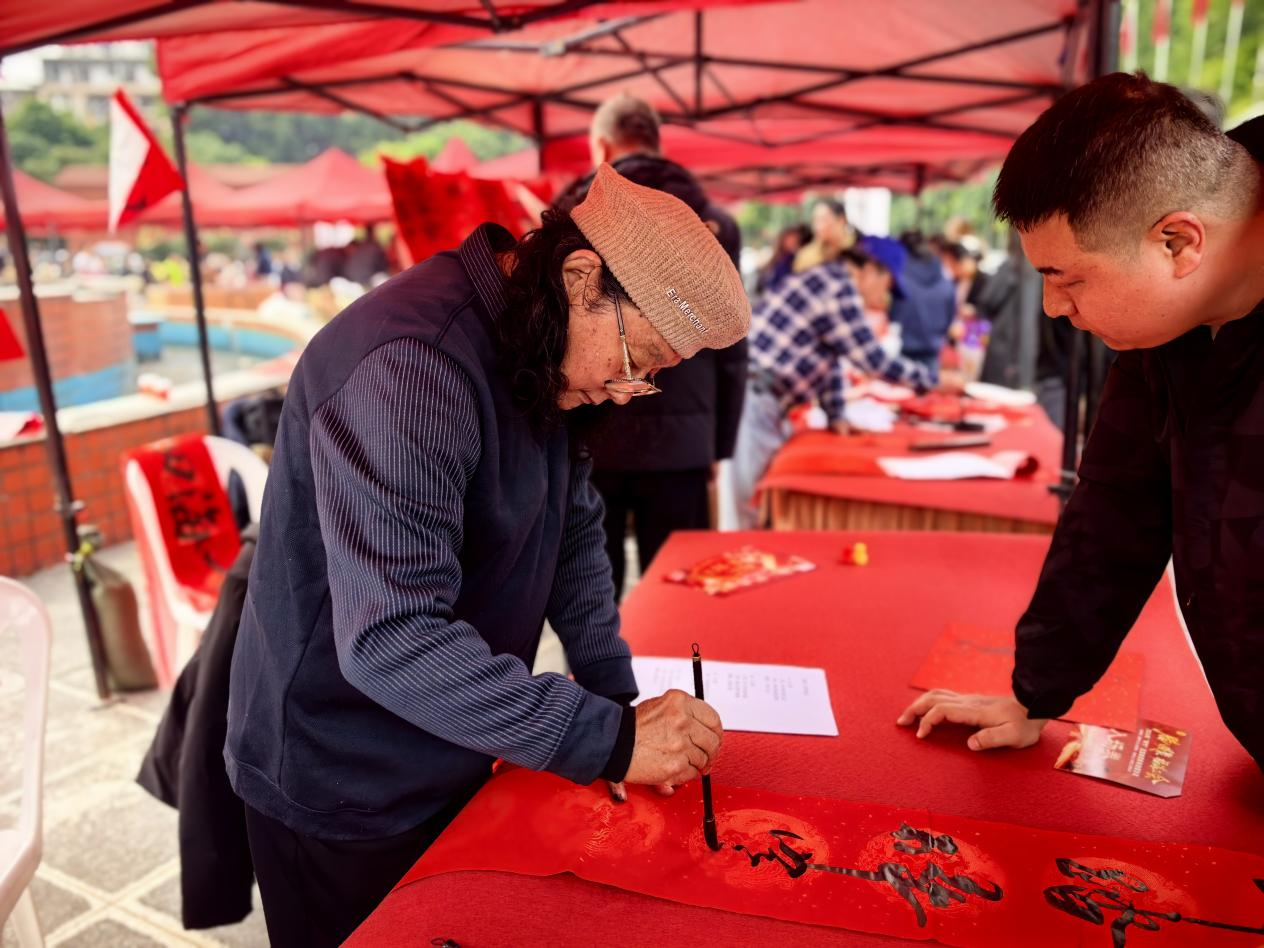 書法家現場為職工定制春聯