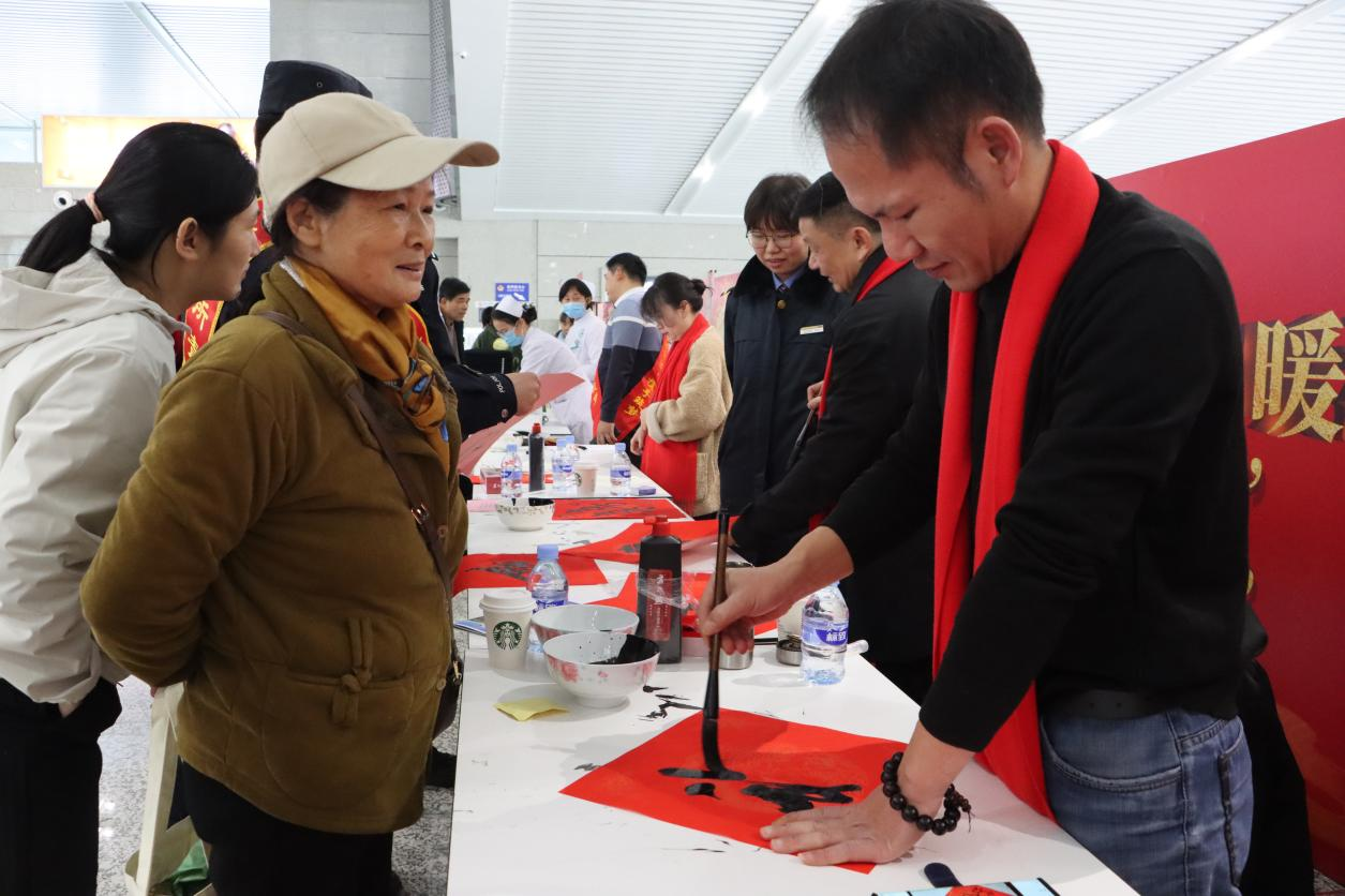 “送萬(wàn)?！みM(jìn)萬(wàn)家”寫(xiě)春聯(lián)活動(dòng)深受返鄉(xiāng)職工群眾喜愛(ài)