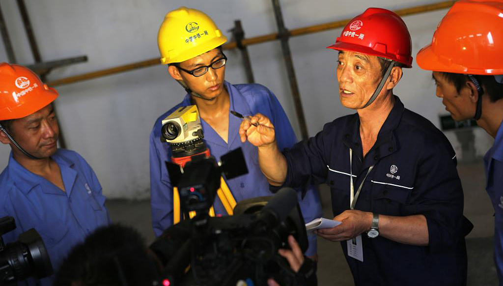 總書(shū)記在全國(guó)總工會(huì)與我們勞模代表座談