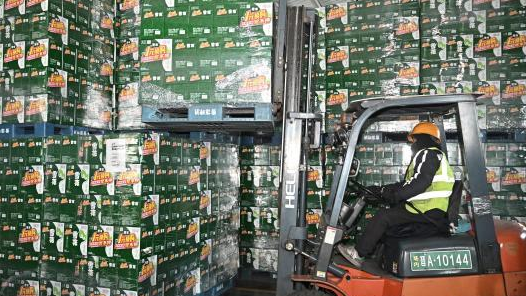 新春走基層｜夕發朝至 山西太原“年貨班列”裝卸忙