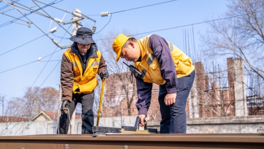 “00后”線路工班長的春運日常