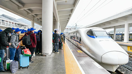 流動的中國?春運第一現(xiàn)場｜列車長許真的“三多”守護(hù)