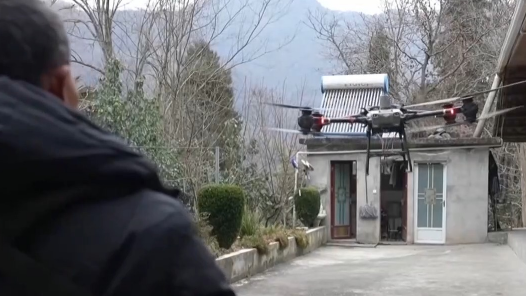 新春走基層丨夫妻搭檔“空中快遞” 讓老鄉的年貨不再愁出路