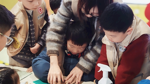 洛陽圖書館：“創(chuàng)藝工坊”里品年味