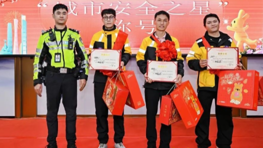 超40萬人次主動參與“不闖紅燈”行動 美團向遵守交規騎手發放智能手表等新春禮包