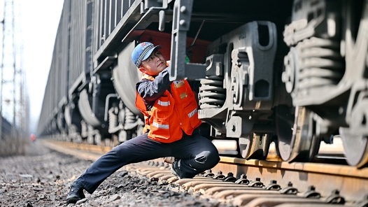 新春走基層｜能源大動脈上的列車“守護者”