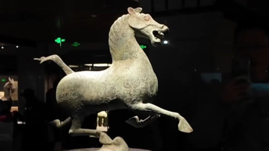 馬年說“馬”｜銅奔馬：一馬當先 背后是一整支駿馬儀仗隊