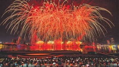 年味里的新質生產力｜焰火為筆 科技作畫