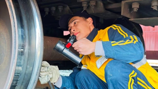 新春走基層｜鐵路貨運列車“體檢醫生”：守護毫厘之間的安全底線