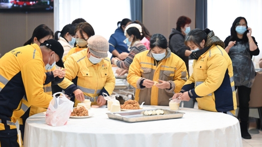 青島市市南區總工會冬送溫暖把關懷送到一線職工心坎上