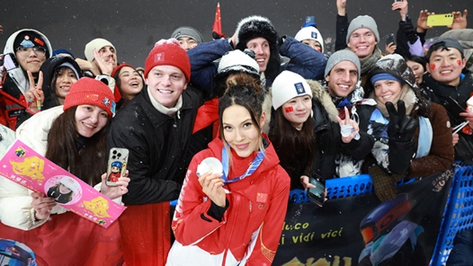 中國選手谷愛凌奪得米蘭冬奧會自由式滑雪女子大跳臺銀牌