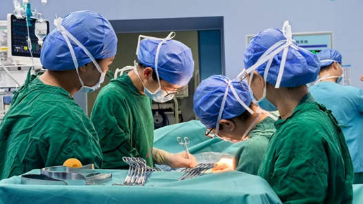 新春走基層｜除夕夜，無影燈下，他們用特殊的方式“守歲”