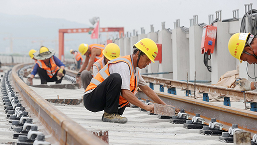 新春走基層｜萬家燈火中，走近一線鐵路建設者