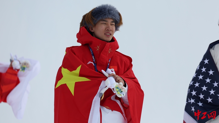 蘇翊鳴在頒獎儀式中