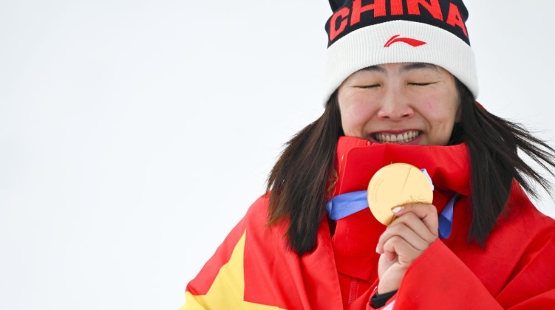 新華社出圖｜冰雪白，冬奧金，中國紅！