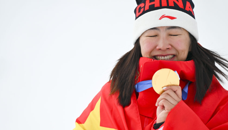 冰雪白，冬奧金，中國紅！