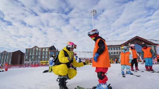 新春走基層·致敬奮斗者丨滑雪場里，農民借雪生金