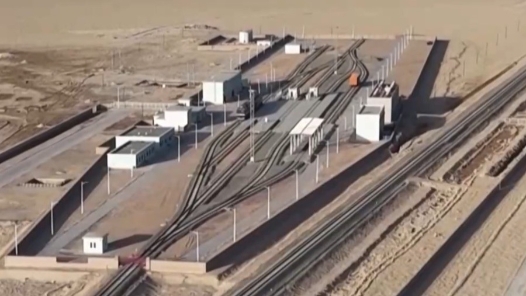 新春走基層｜穿越沙漠戈壁的哈羅鐵路 終點站著9名“守路人”