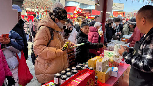 新春走基層·一線直擊｜打卡北京隆福寺：一籃年貨 喜樂相伴