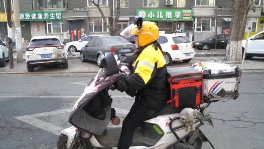 新春走基層｜“陪讀媽媽”騎手春節堅守：奔波有溫度 奮斗有奔頭