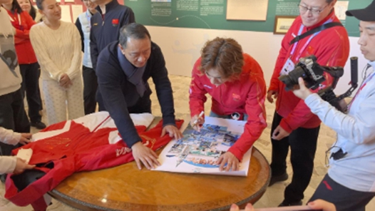 米蘭冬奧會“首金”得主蘇翊鳴簽名紀念物入藏中國體育博物館